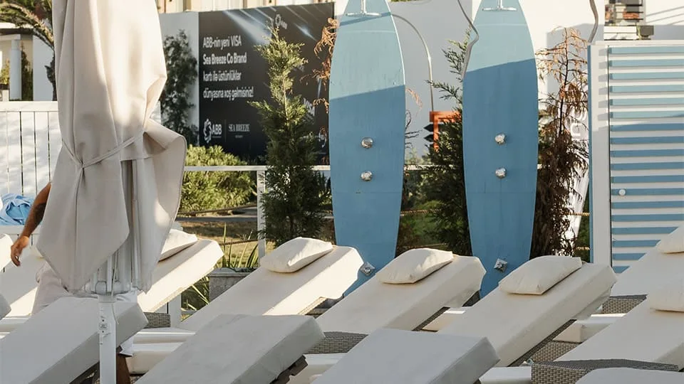 Şezlonqlar və sörf taxtaları