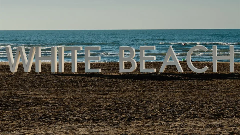 Qumda WHITE BEACH hərfləri